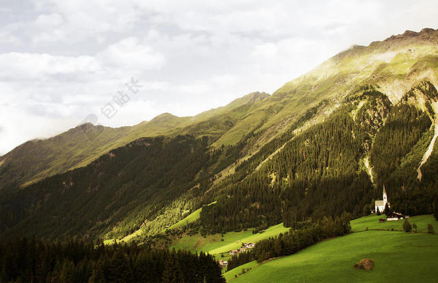 自然壮丽蓝天下的群山草原旅游景点自然山背景图片