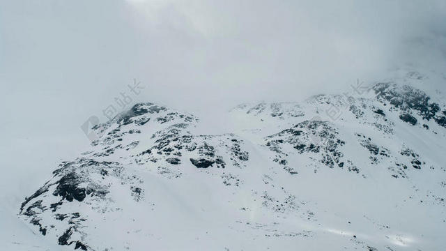 白色的雪山背景图片