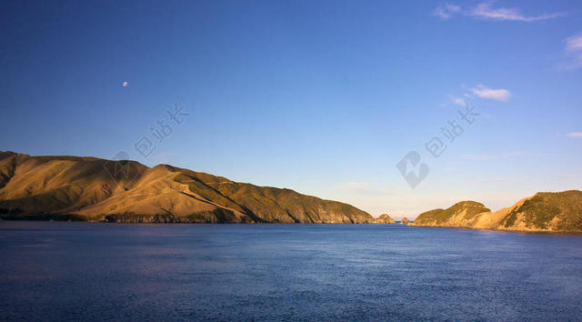 黄蓝自然秀美蓝天下的山谷和水面山水自然旅游背景图片