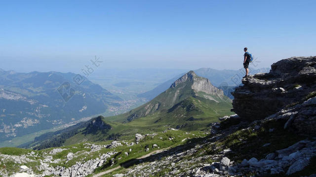 自然壮丽蓝天下的山谷原野和人自认运动旅游背景图片