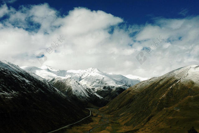 蓝色天空山峰自然环境背景图片