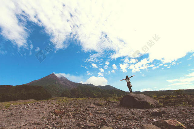 自然壮阔蓝天下的山谷树林旅游景点自然背景图片