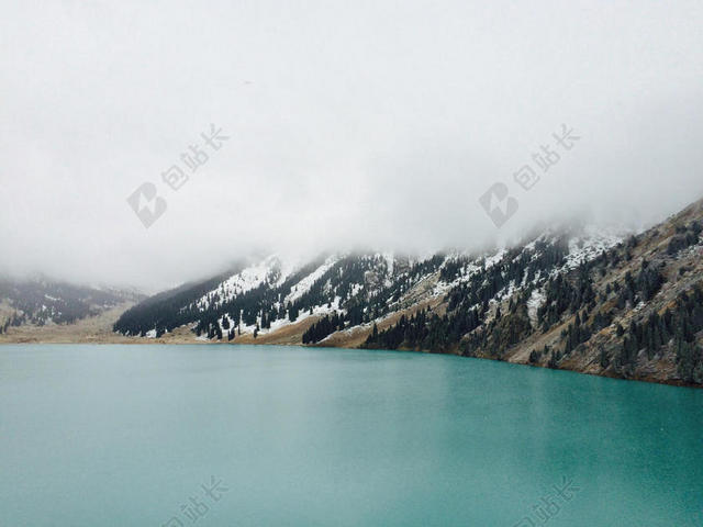自然神秘魅力云雾下的雪山和湖水山水云雾旅游背景图片