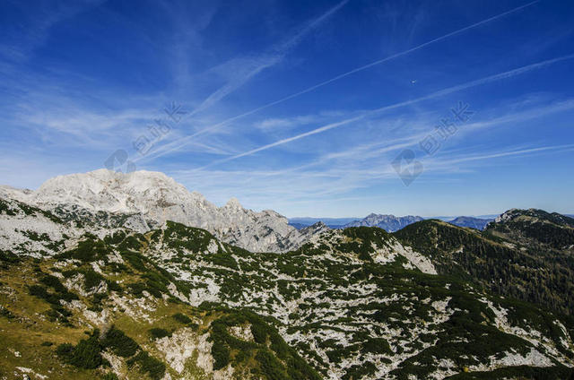 自然秀美蓝天下的山野岩石自然山野背景图片