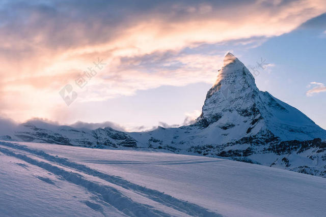 自然风景高耸的雪峰和白云背景图片