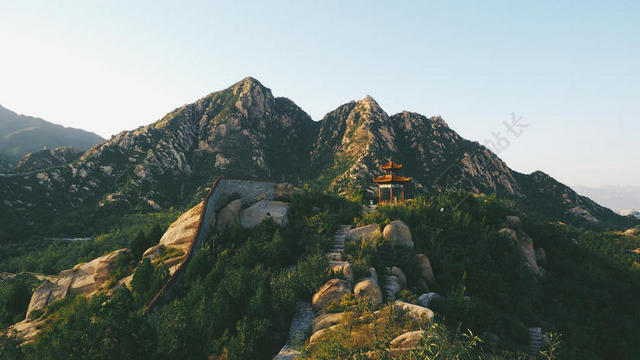 清晨的阳光和山上的寺庙背景图片