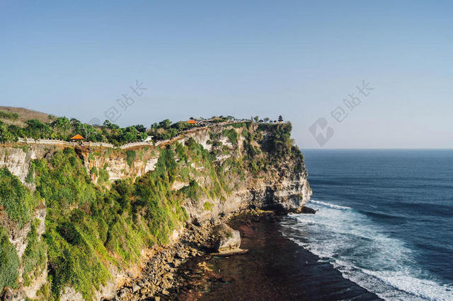 自然秀美蓝天下对的海边山谷旅游景点山背景图片