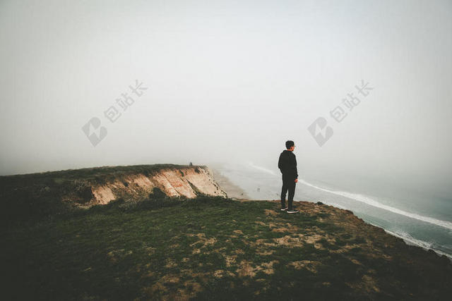 广告简约悬崖边上的登山男子模特宣传背景图片