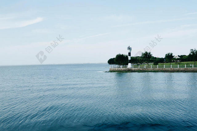 建筑海角上的灯塔背景图片