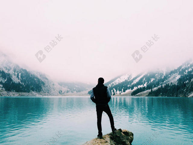 蓝白自然仙境雾气弥漫的群山和湖水旅游景点观光自然山水。背景图片
