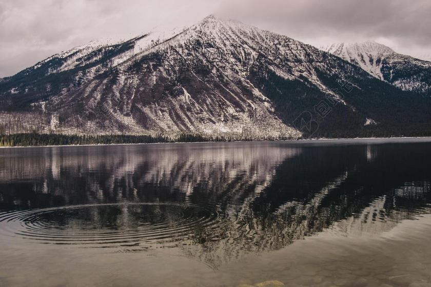 灰色自然雪山下的湖水自然山水背景图片