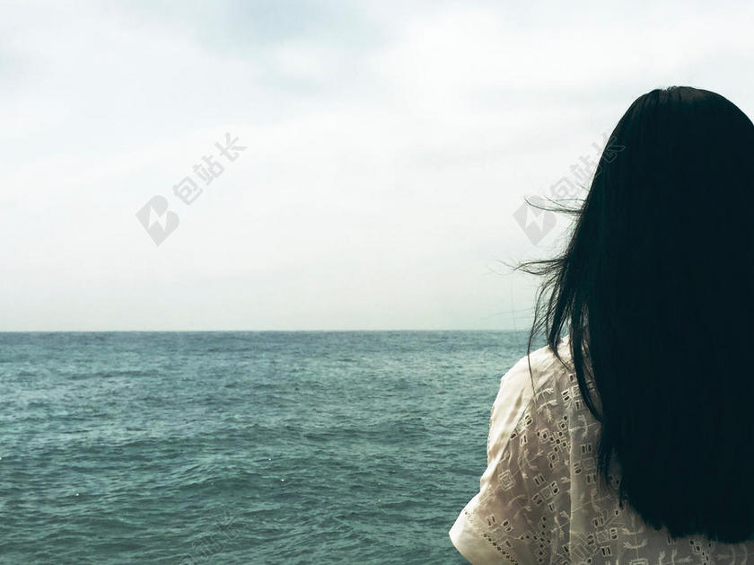 广告清新海岸边白衣服长发女子模特宣传背景图片