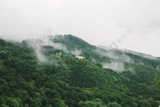 绿色的丘陵和白色的云雾背景图片