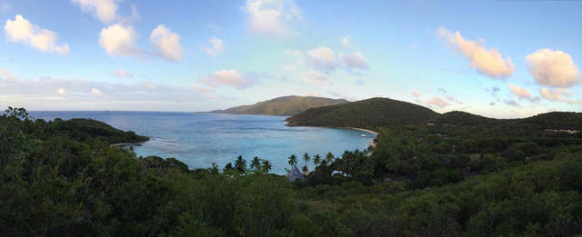 自然风景群山环抱的海湾背景图片
