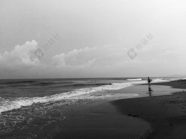 海边的潮水和游客背景图片