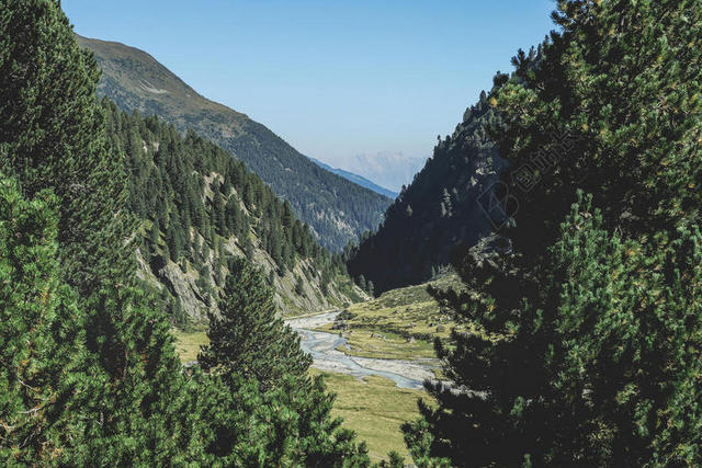 蓝绿自然广阔蓝天下的群山和原野山野天空背景图片