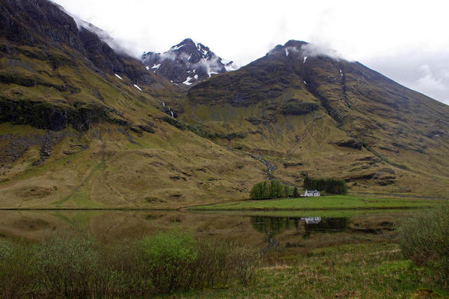自然秀丽云雾山谷和湖水自然山水背景图片