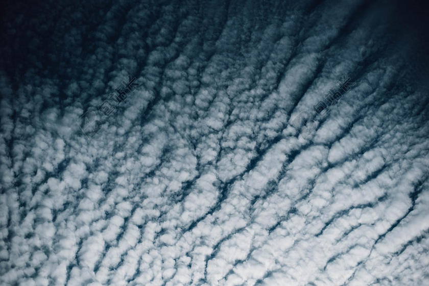 蓝白自然柔软不同的形状的云层自然云朵背景图片