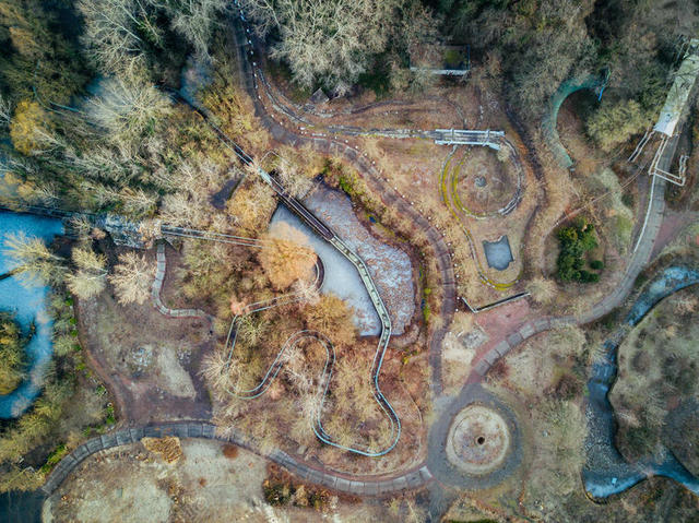 自然清新俯视下的树林公路等自然旅游景点背景图片