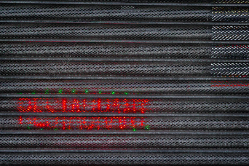 黑红纹理简单黑色条纹上的红色荧光英文纹理设计背景图片