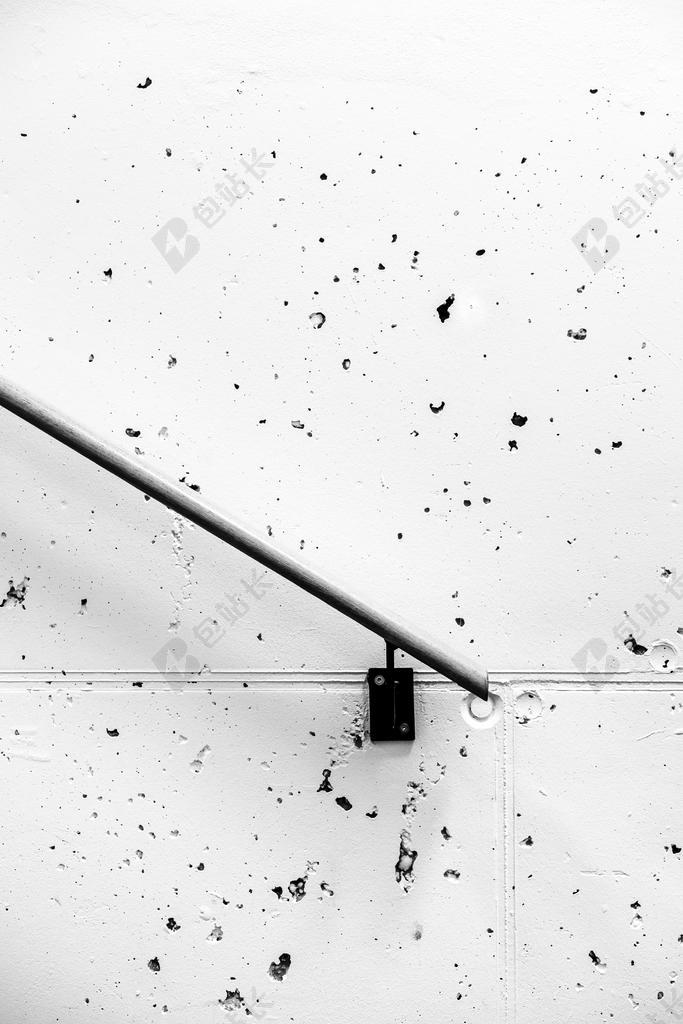 白灰自然白色墙面上的银色杆子纹理设计背景图片