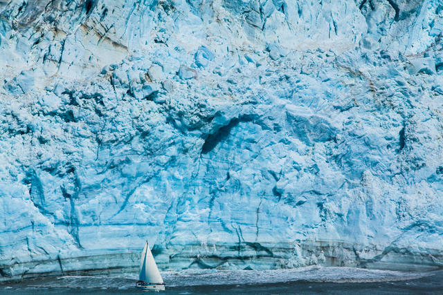 蓝色自然养眼冰山海面和船只自然旅游背景图片