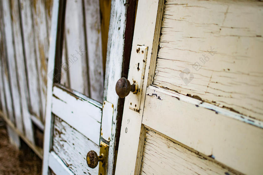 白黄问咯老旧裂缝的大门纹理设计背景图片