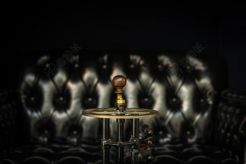 黑黄奢华黑色皮沙发前的茶几家居设计室内背景图片