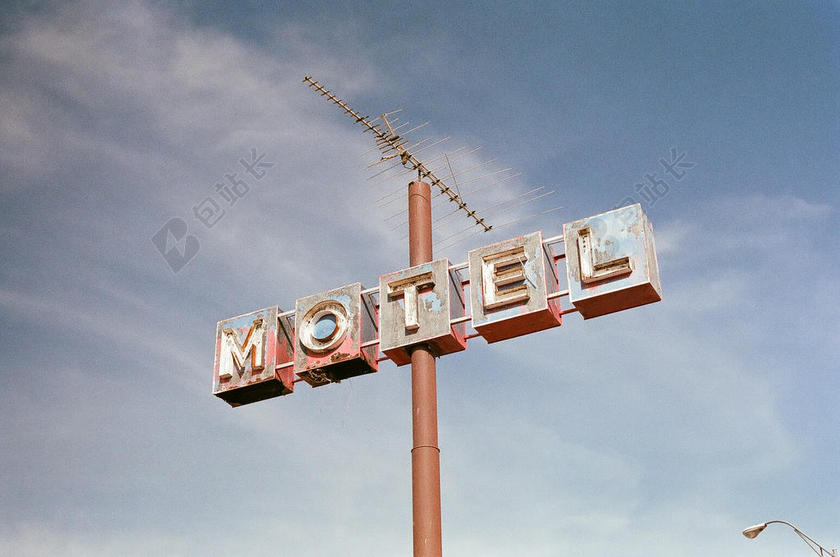 蓝白标牌简单蓝天下的标牌标语指示路牌背景图片