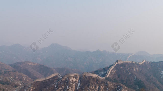 自然雄伟群山顶上的长城自然建筑背景图片