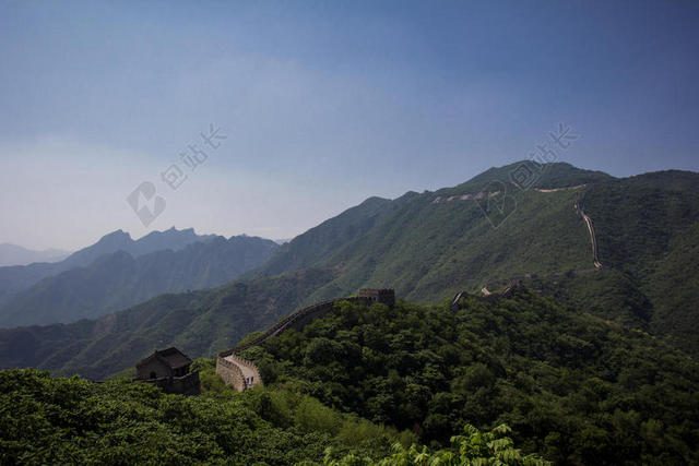绿色山丘上的长城背景图片