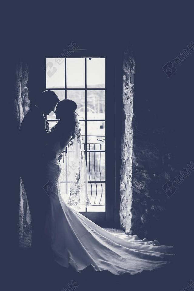 人温馨门后的拥抱新婚夫妇背景图片