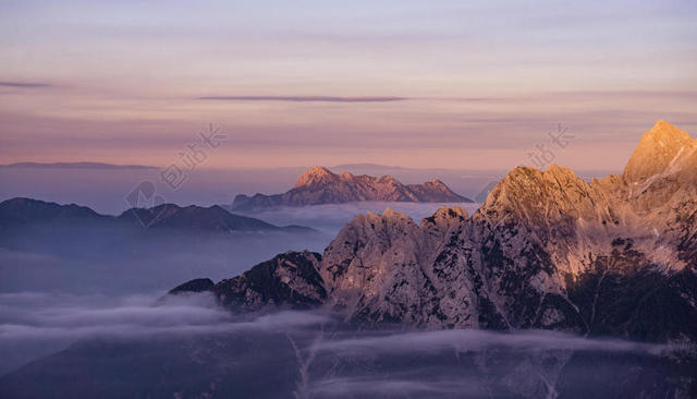 自然地貌高耸的山峰和白云背景图片
