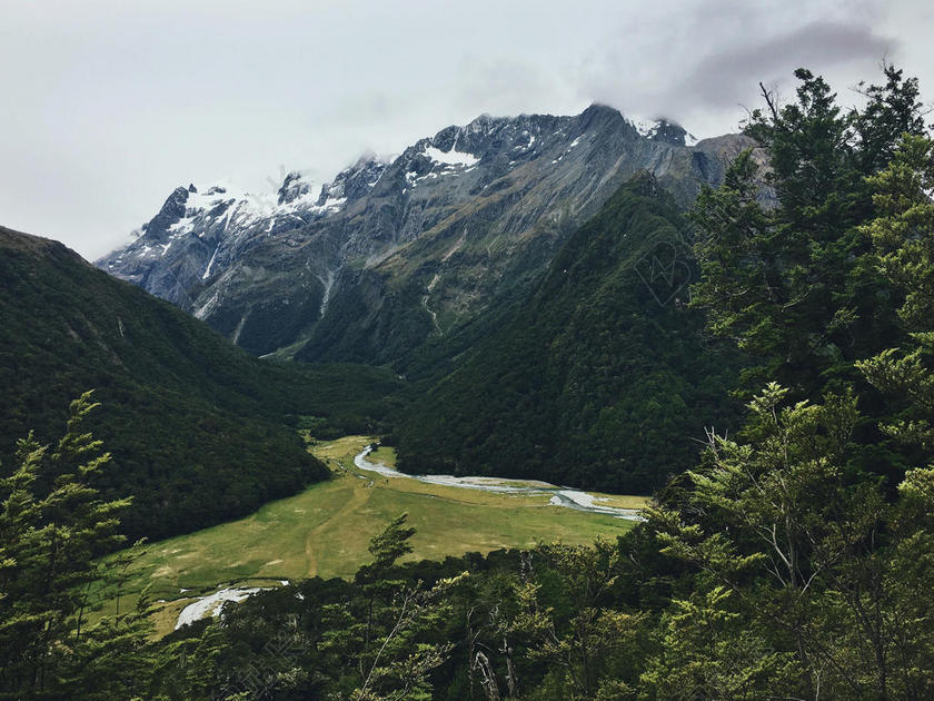 高山间的绿色草原背景图片
