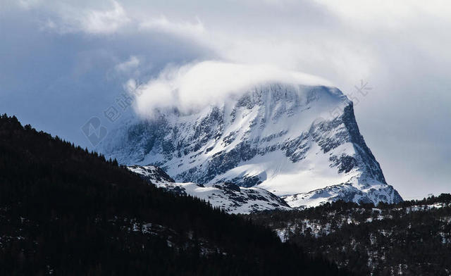 白色自然翻腾的云雾和雪峰背景图片