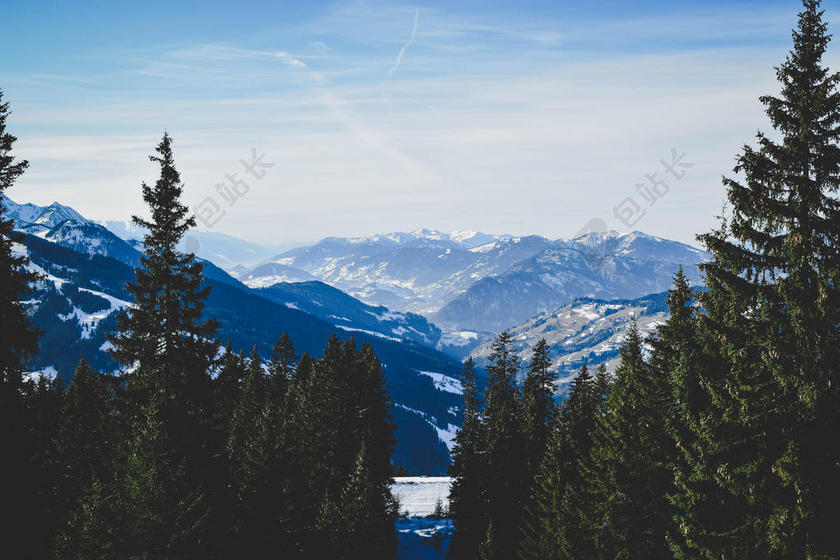 自然风景冬天的远山和森林背景图片