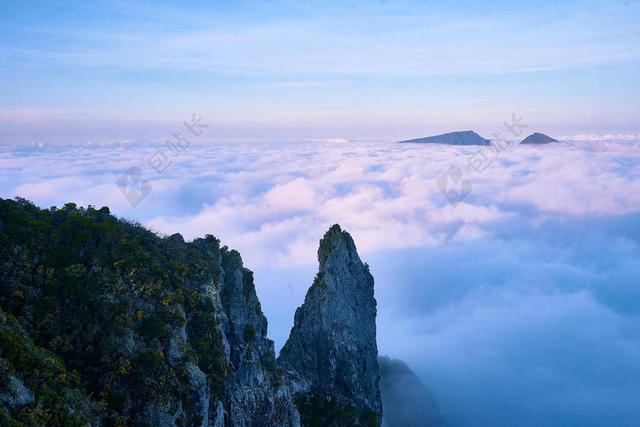 白色的云海和山峰背景图片