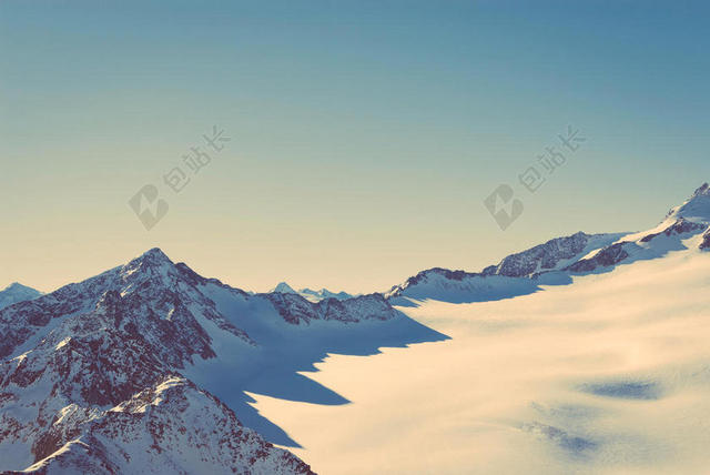 旅游自然夕阳下的雪山风景背景图片