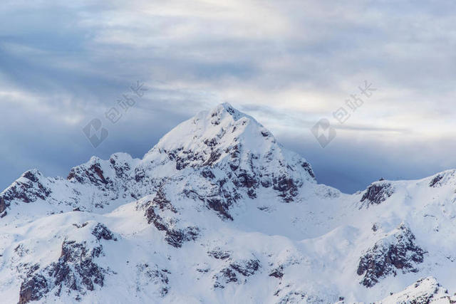 白色自然寒冷天空下的积雪山峰自然雪景背景图片