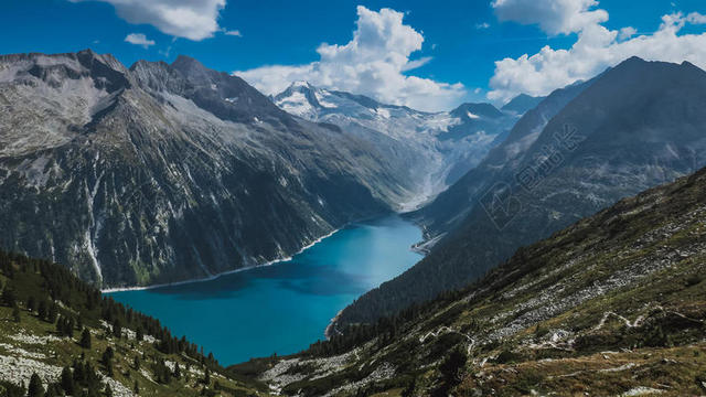 高山间蓝色的湖泊背景图片