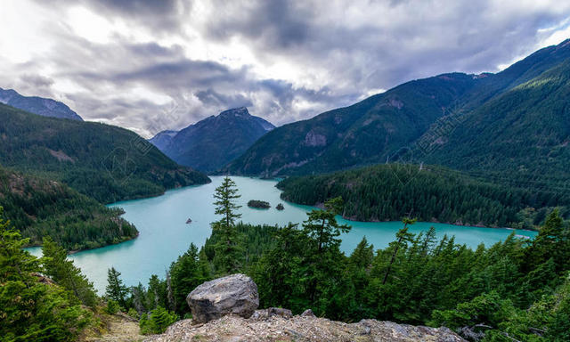 绿色自然壮美天空下群山湖水树林等自然旅游山水背景图片
