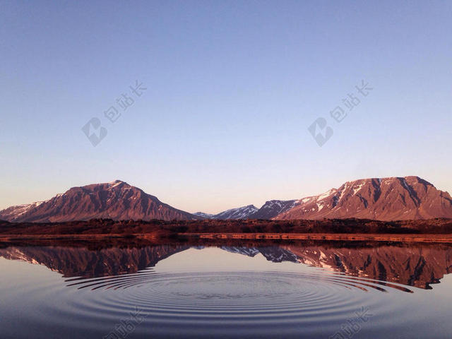 黄蓝自然秀美蓝天下的山谷湖水自然山水背景图片