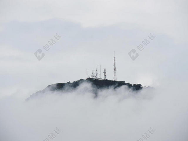 白色的云雾和山顶背景图片