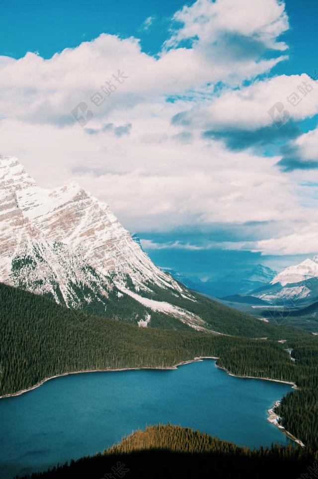 旅游自然蓝天白云雪山之下的加拿大风景背景图片
