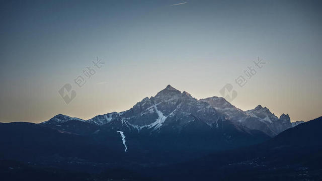 巍峨的高山和胜利背景图片