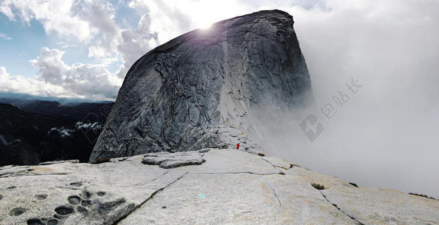 自然壮阔蓝天下的岩石和群山自然山野背景图片