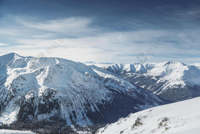 白色自然蓝天下的雪山自然旅游背景图片