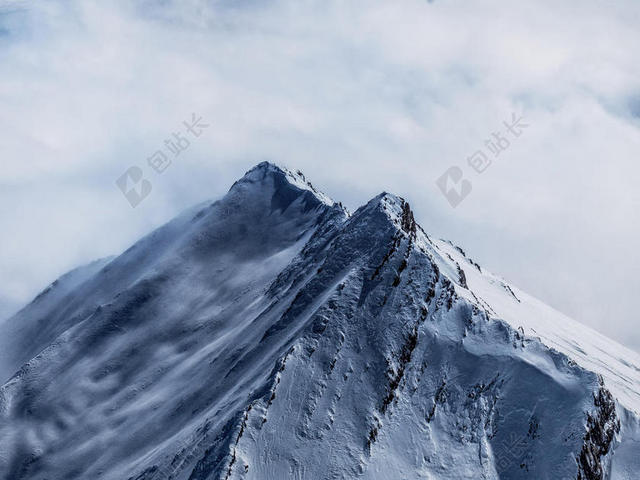 白色自然清新蓝天下的雪山雪景自然山背景图片