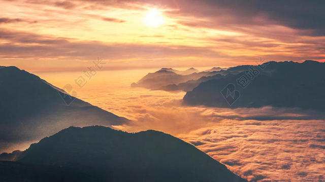 黄黑自然黄昏下的云层和群山自然光影旅游景点背景图片