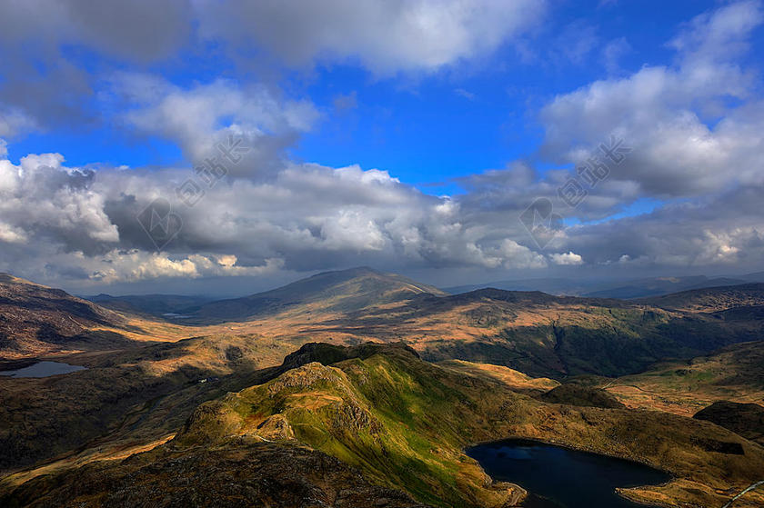 自然壮丽蓝天白云下的山谷和湖水自然山水背景图片
